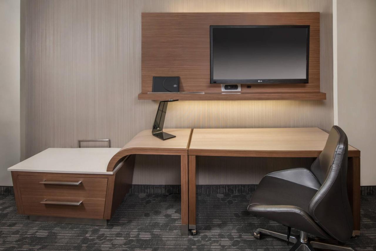 Courtyard By Marriott New York Queens, Jamaica Bagian luar foto